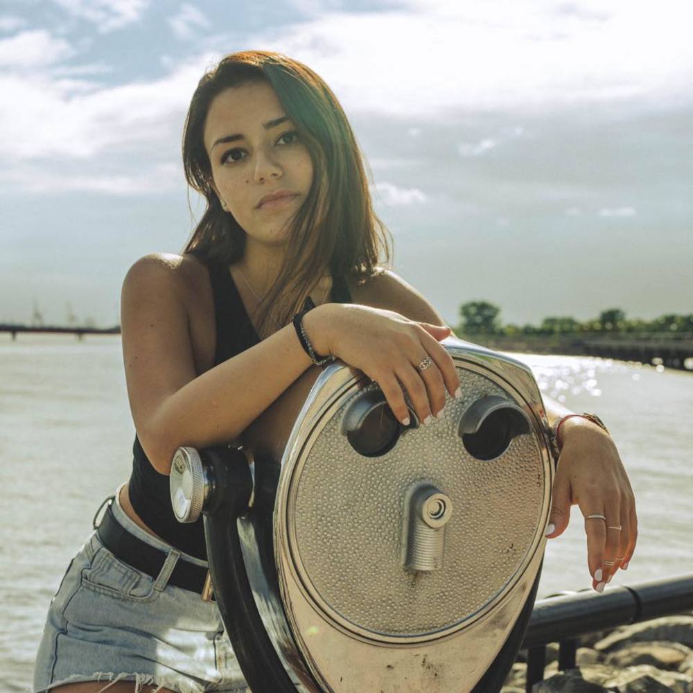 Meet your Posher, Maya